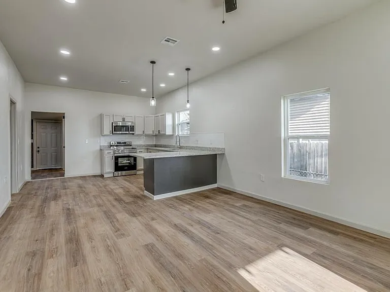 406 S Market Ave — Photo 2