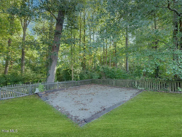 Elizabeth Edwards Ct — Photo 10
