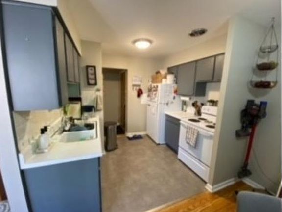 3rd image of 454 W Oakdale Ave #504