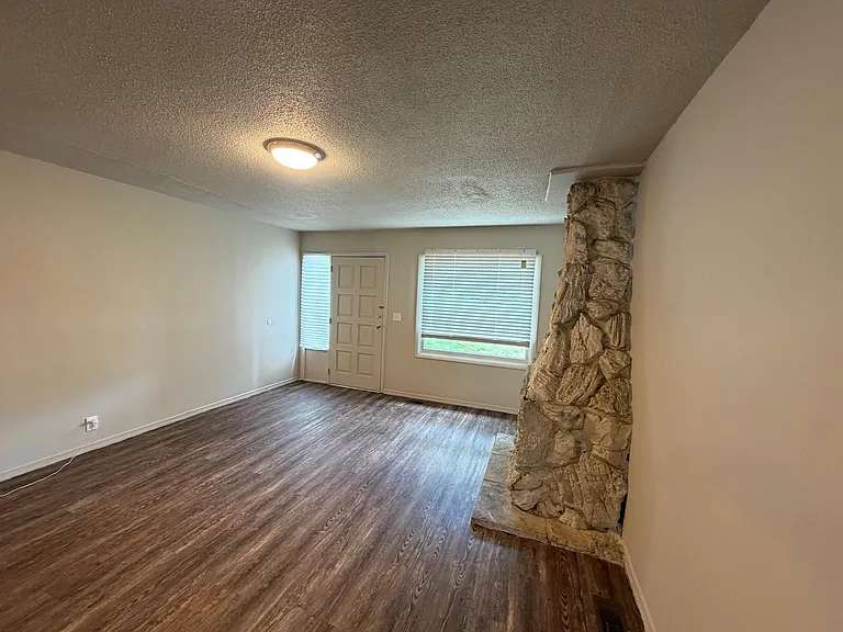 1612 Crestview Dr — Photo 9