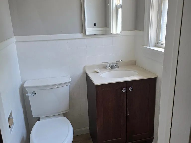 1639 Lawrence Ave — Photo 6
