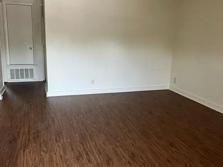 304 Algerita Dr — Photo 2