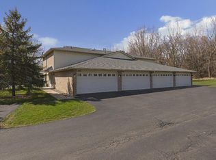 945 Pondview Ct, Vadnais Heights, MN 55127