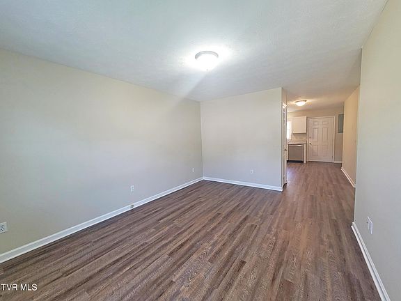 2nd image of 952 Beverly Dr #10