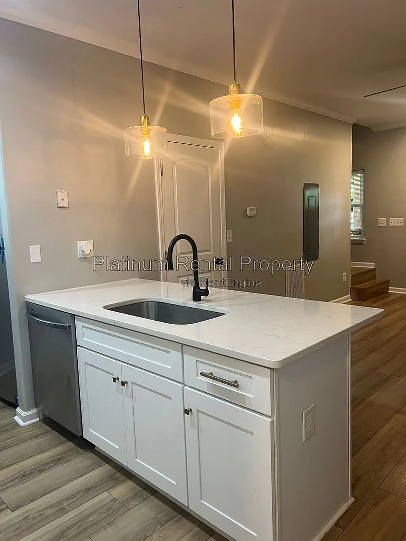 4 bed, 2.0 bath, 1350 sqft, $1,900 — Photo 4