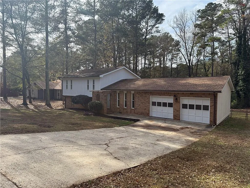 3 bed, 2.0 bath, 2084 sqft, $1,900 — Photo 2
