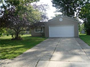 422 Hickory Ln, Painesville, OH 44077