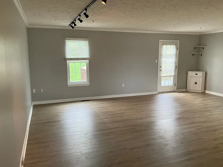 1049 Royal Dr — Photo 12