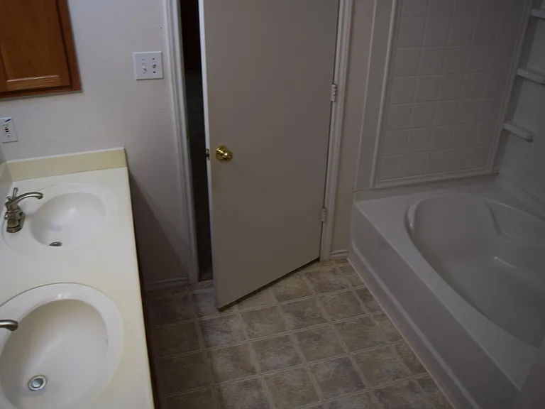 2122 Creek Knl — Photo 15