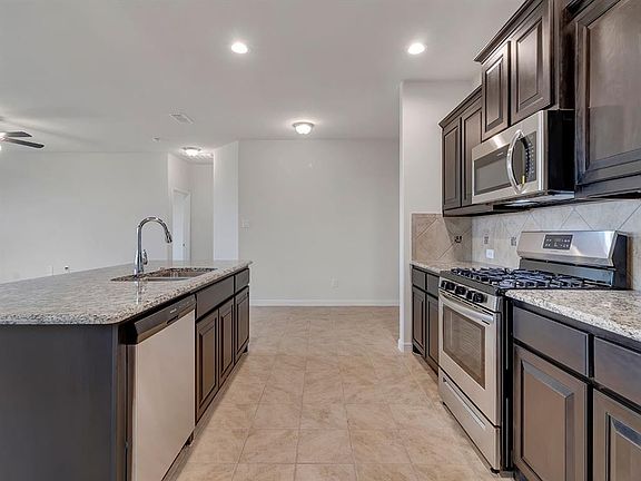 4th image of 15912 Farringdon St