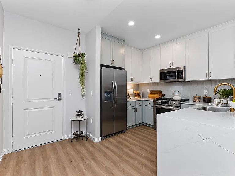 Atrio Burbank Apartments — Photo 24
