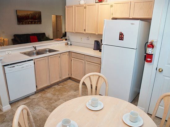 CC5P1007CCC-breakfast-nook-and-kitchen