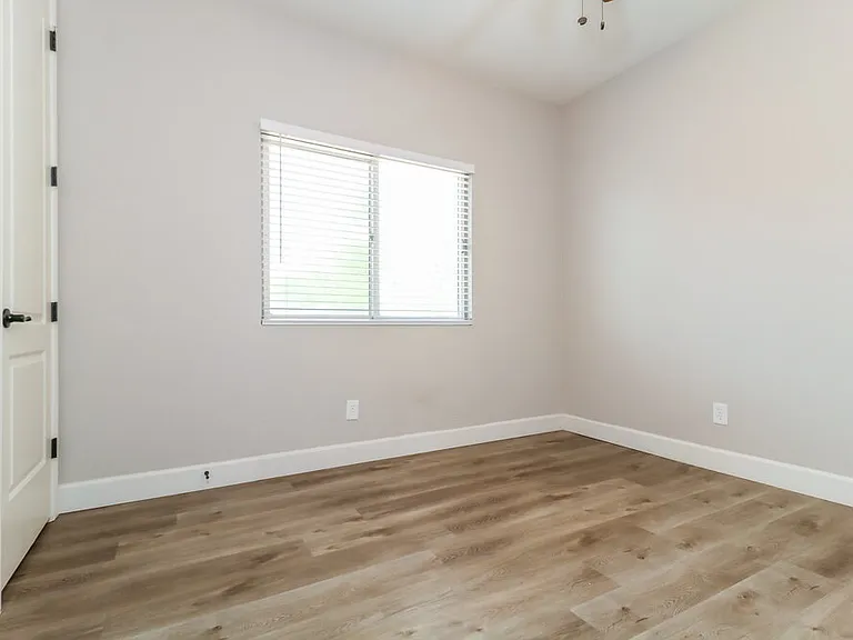 6512 S 49th Dr — Photo 13