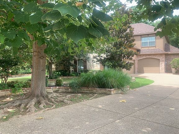 2nd image of 1912 Surrey Ln