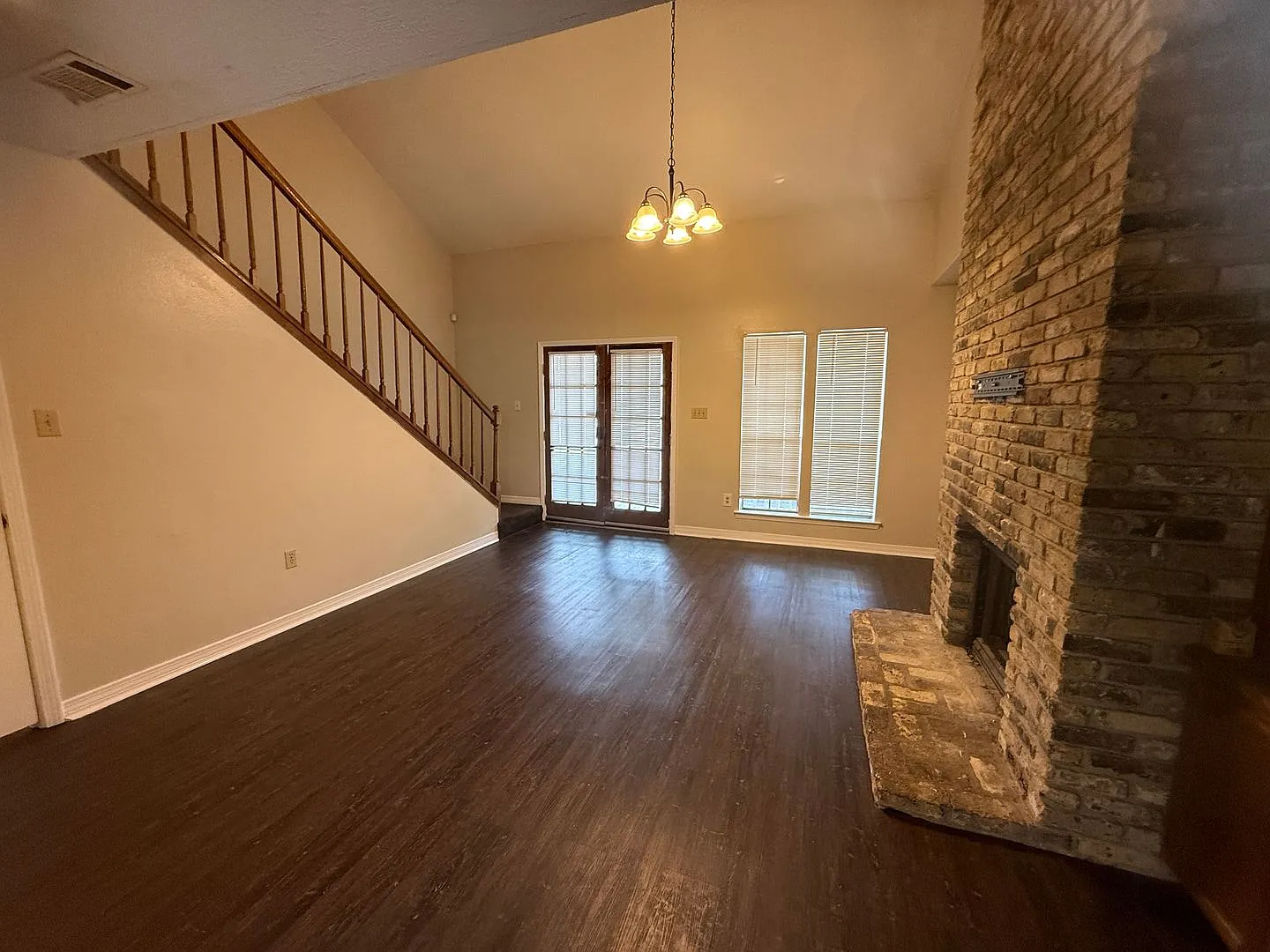 Three Bedroom Townhome off O'Neal Ready to Move-In — Photo 3
