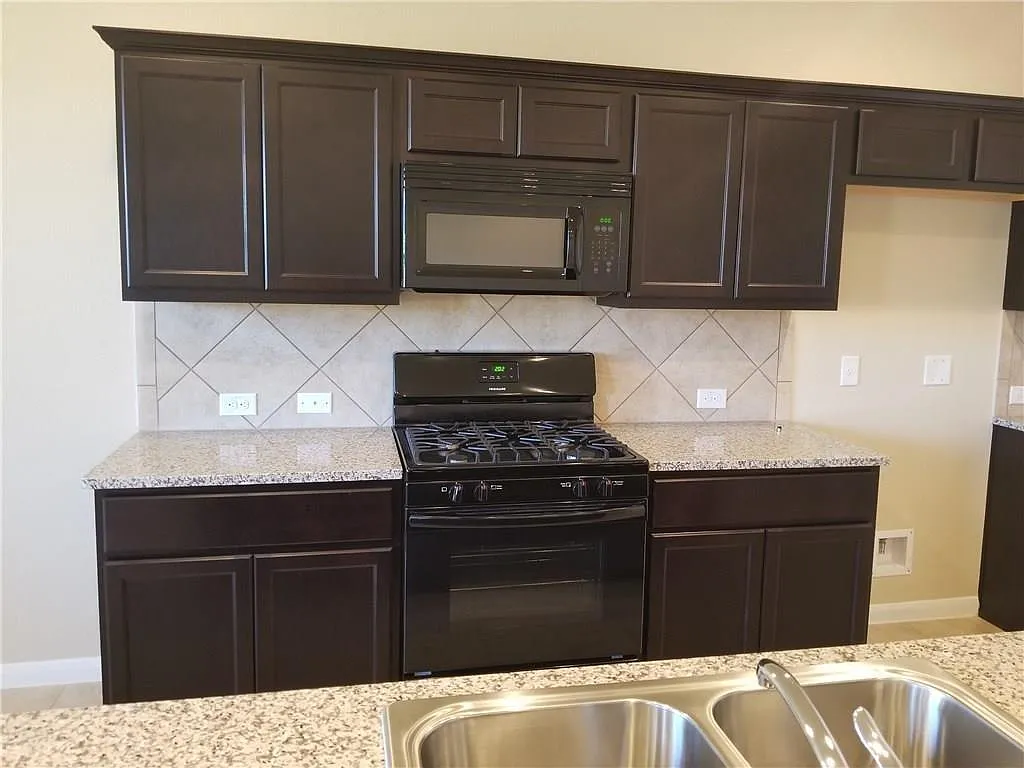 3 bed, 2.5 bath, 1825 sqft, $1,895 — Photo 2