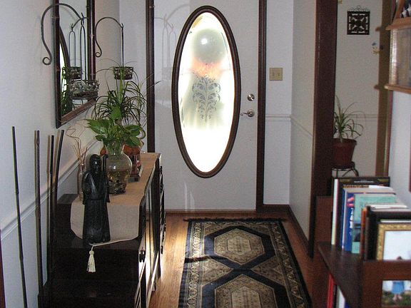 Foyer w/hardwood flooring