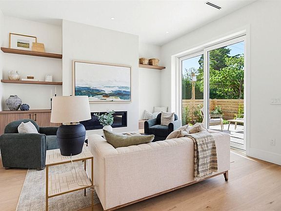 3rd image of 3024 Cadboro Bay Rd #1