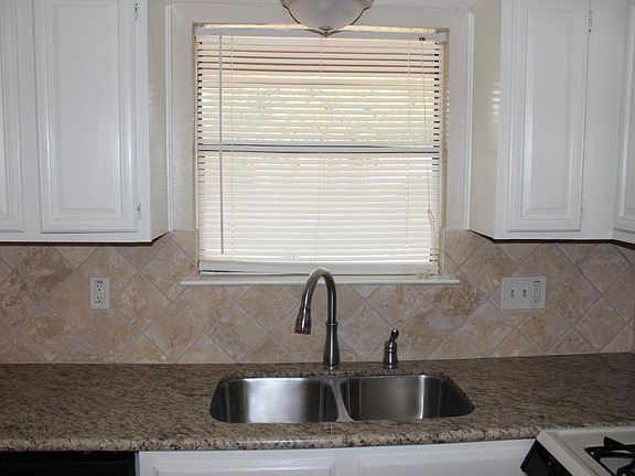 5th image of 1013 San Saba Dr