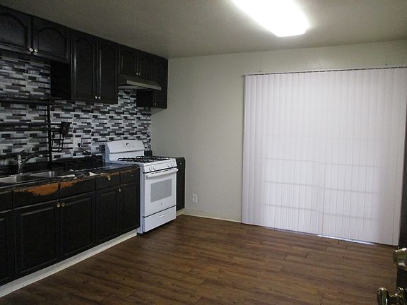 3rd image of 1232 E Market St
