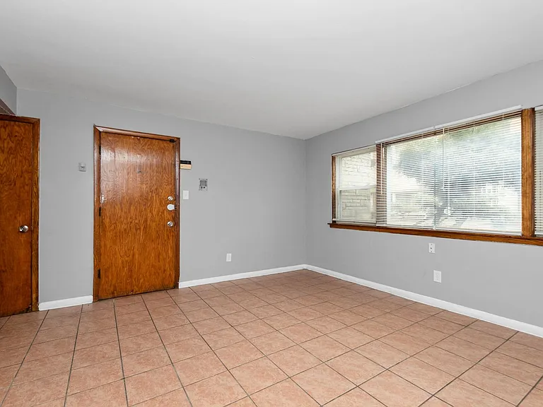 2320 W Garfield Blvd — Photo 16