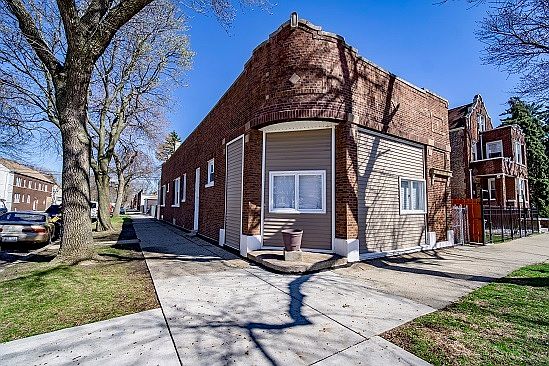 1st image of 4501 S Sacramento Ave