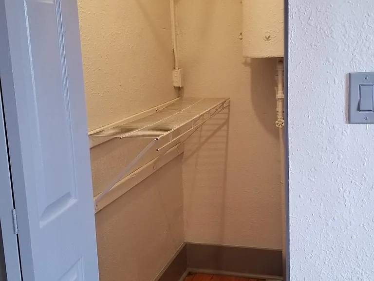 LARGE BEDROOM CLOSET