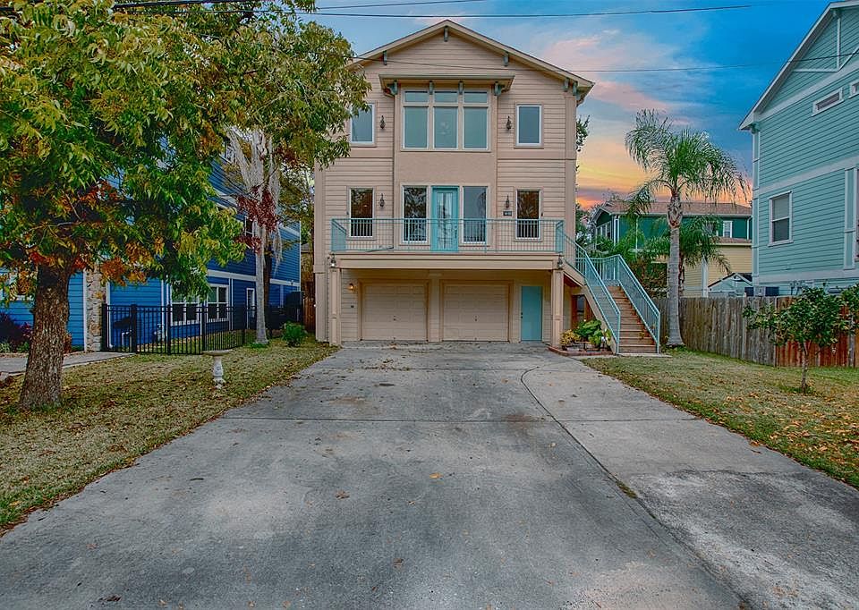 Gorgeous home in Clear Lake Shores with great parking space, wonderful balcony and great color.