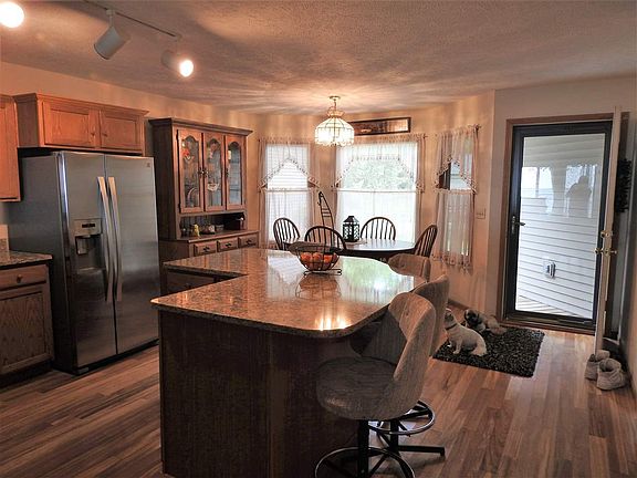 4th image of 110 Lakeside Dr
