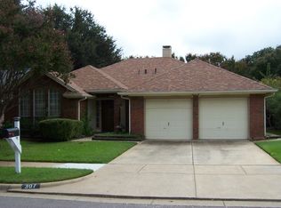 307 Canterbury St, Euless, TX 76039