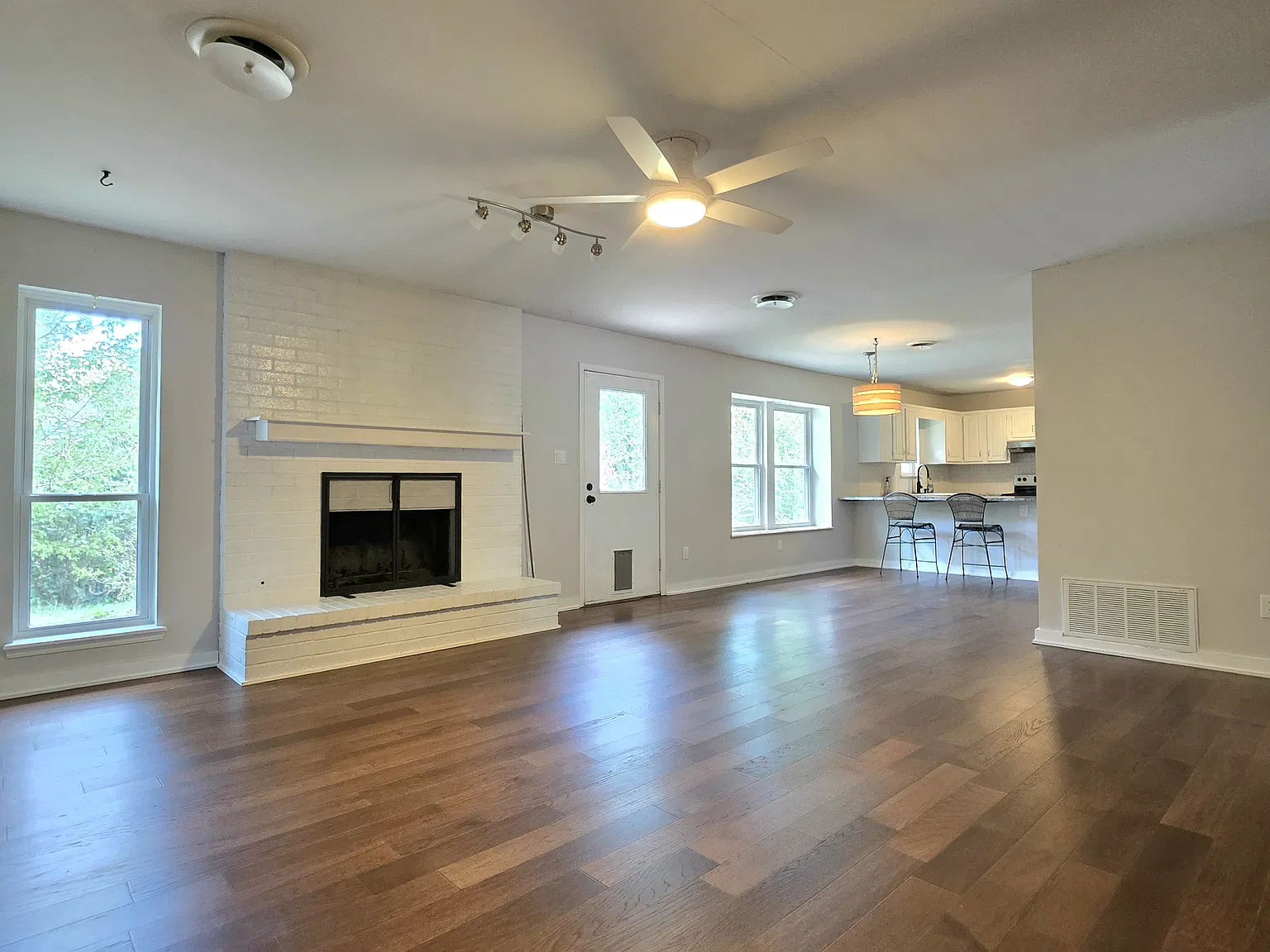3 bed, 1499 sqft, $2,300 — Photo 3