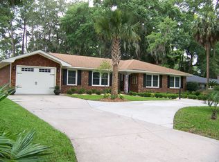 13 Lakewood Dr, Savannah, GA 31410