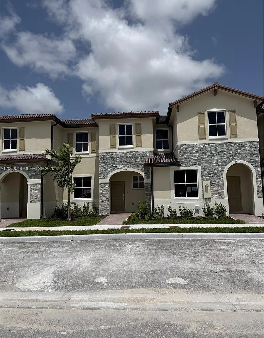 3 bed, 2.5 bath, $2,400 — Photo 1