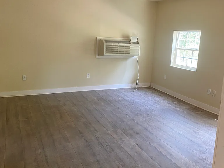 2111 Washington St W — Photo 2