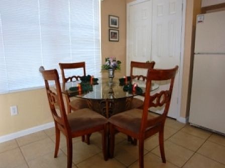 WP4P8072KP-breakfast-nook