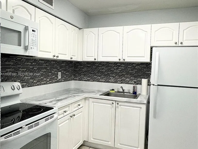 9405 SW 76th St #Y32 — Photo 1
