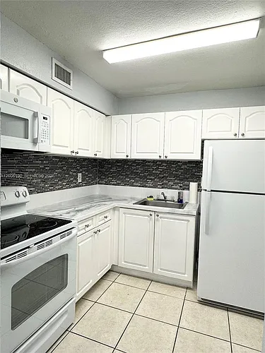 9405 SW 76th St #Y32 Photo 1