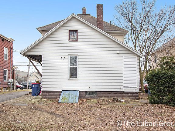 5th image of 837 Courtney St NW