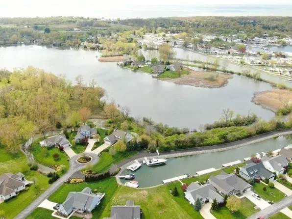 1237 N Catawba Bay Dr, Port Clinton, OH 43452