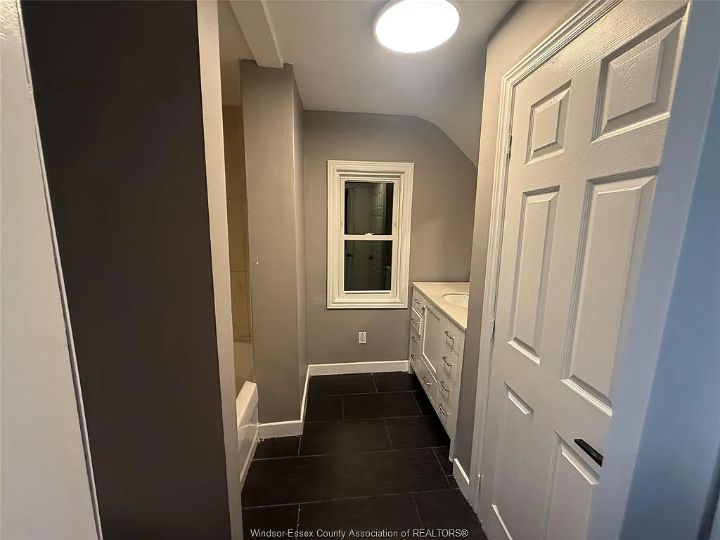 3 bed, $1,800 — Photo 3