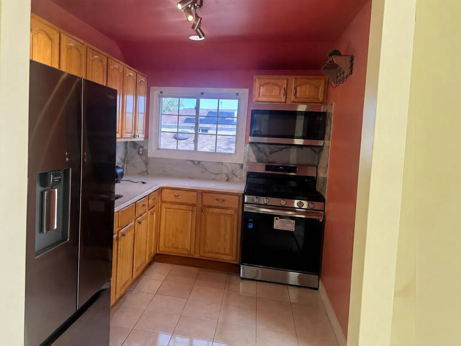 3 bed, 2050 sqft, $3,200 — Photo 2