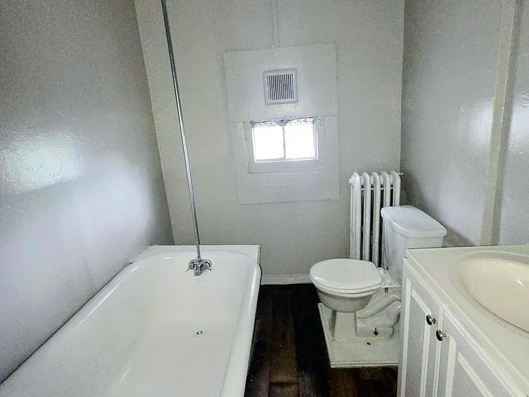 1048 W Walnut St — Photo 8