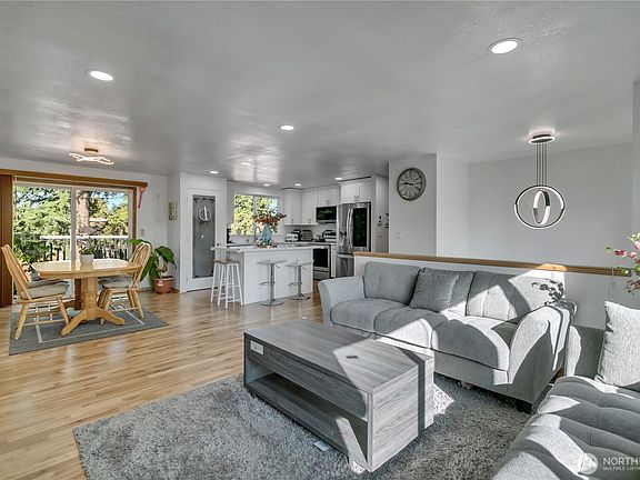 5th image of 3302 Centennial Way NE