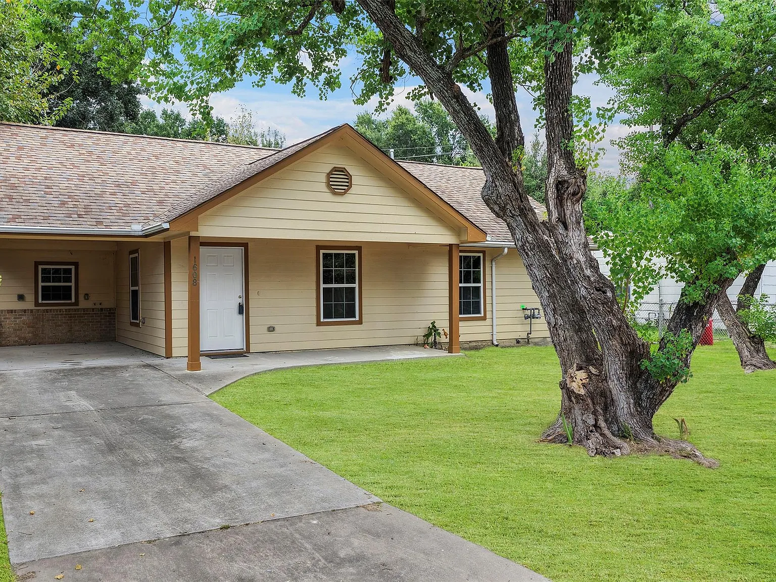 3 bed, 2.0 bath, 1028 sqft, $1,990 — Photo 2