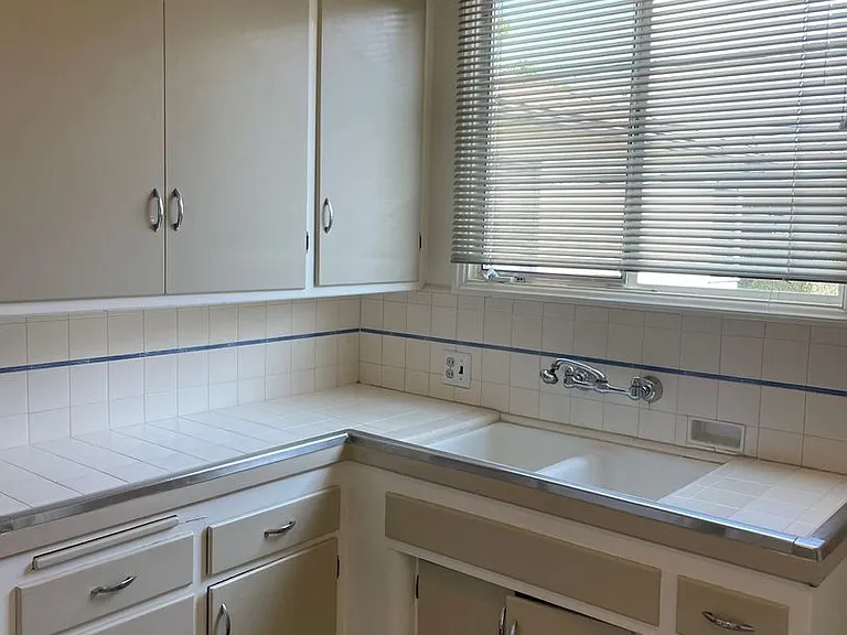 3200 Rowena Ave — Photo 12