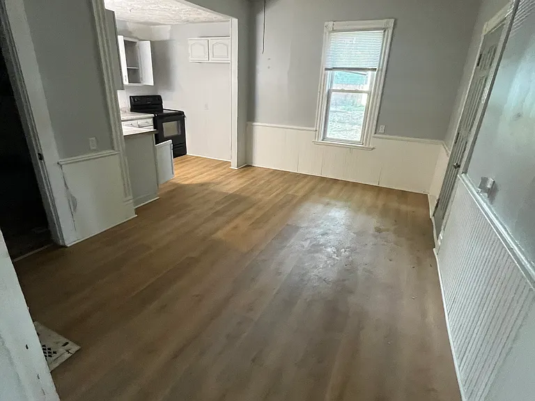 129 E Market St — Photo 5