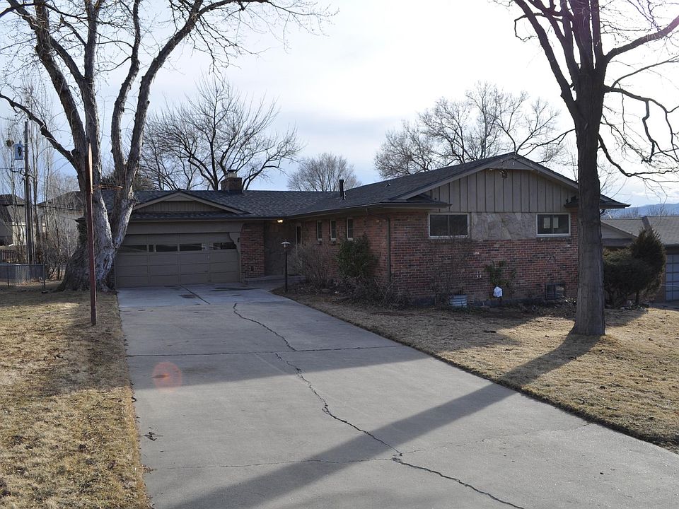 Great location with a mature landscaping and a 2 car attache