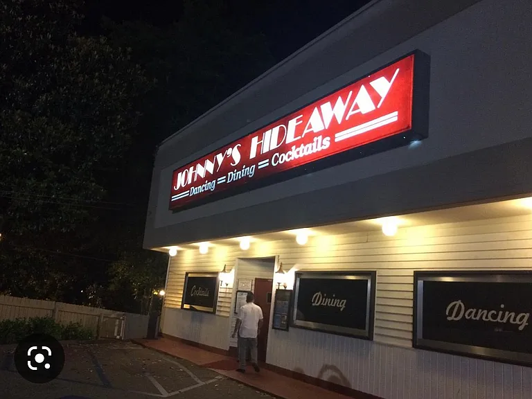 Walking distance from local bars and restaurants. Also, only a 8 minute walk from Chastain Park!