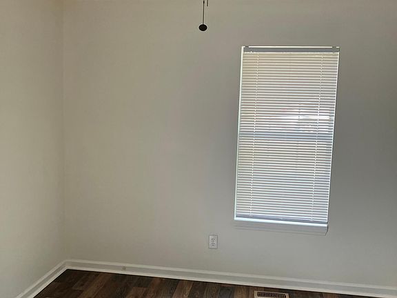 5th image of 303 Harwood St