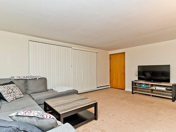 3rd image of 3607 N Oconto Ave APT 1E